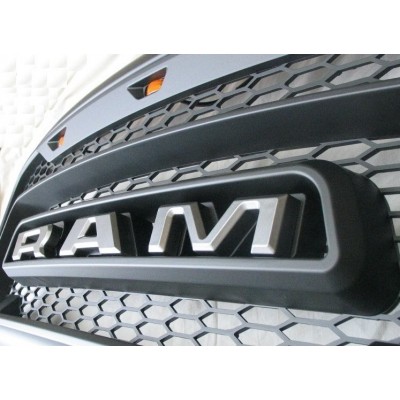 Решітка радіатора Dodge Ram 1500 2009+ 