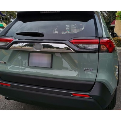 Хром накладка на кришку багажника Toyota Rav4 2019+ широка